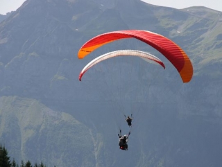 Suspendus dans les airs